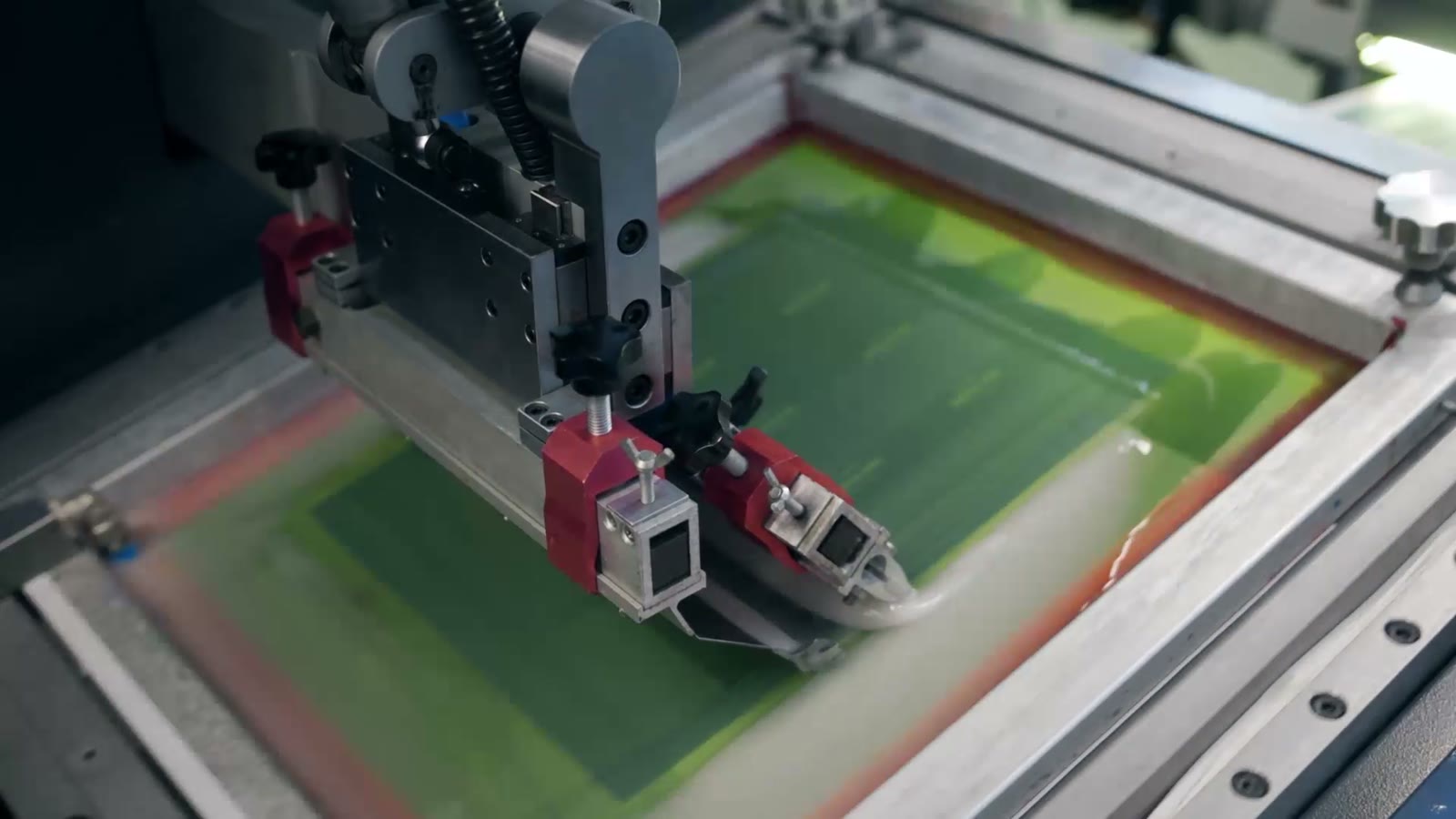 Racla serigrafica in movimento sul telaio